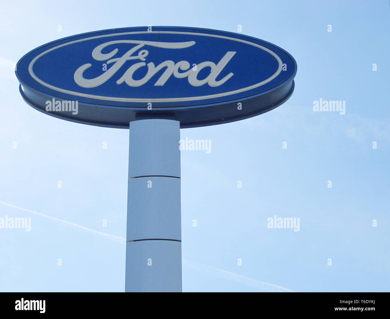 Présentation de Ford contre le ciel bleu. Ford est un représentant de la marque automobile américaine. Banque D'Images