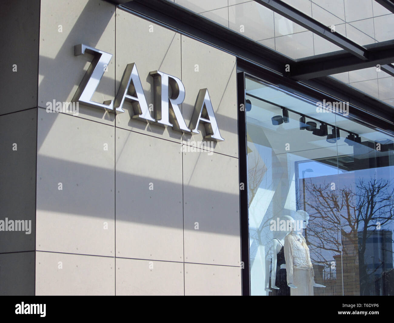 LJUBLJANA, SLOVÉNIE - 22 mars 2019 : Zara est l'une des plus grandes entreprises de mode internationales, de chaîne de magasins phares du groupe Inditex. Banque D'Images
