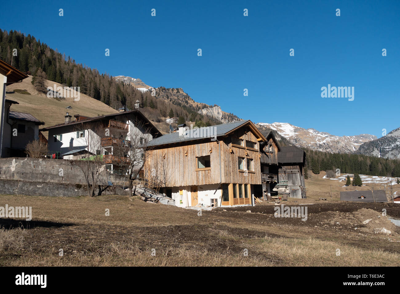 Vieux chalets alpins dans les Dolomites Banque D'Images