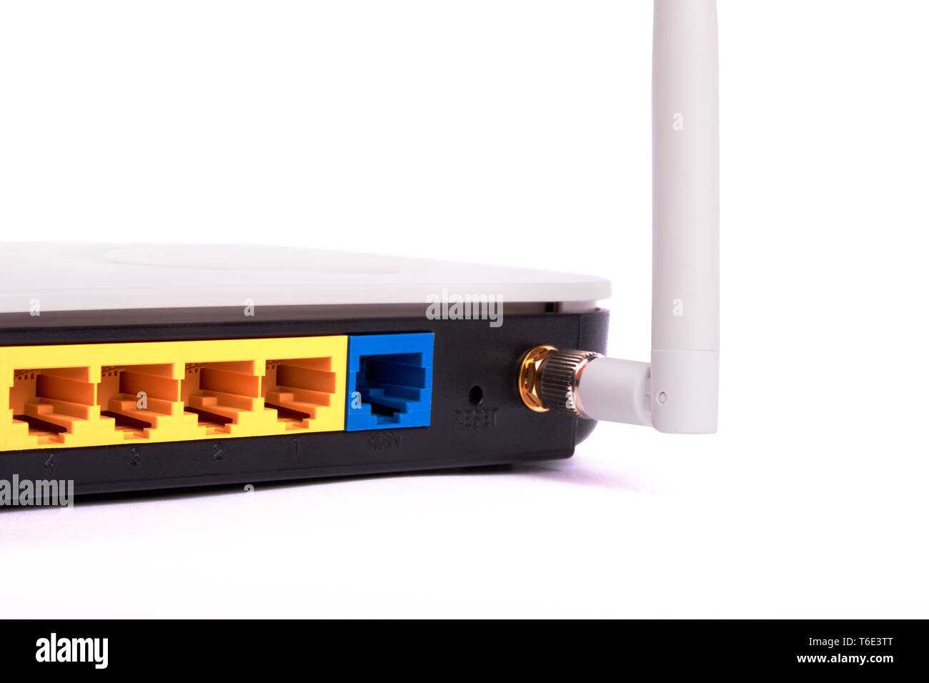 Vue détaillée de l'ADSL ou modem wifi ou point d'accès. On lan port net et l'antenne. Isolé sur fond blanc. Banque D'Images Vue détaillée de l'ADSL ou modem wifi ou point d'accès. On lan port net et l'antenne. Isolé sur fond blanc. Banque D'Images