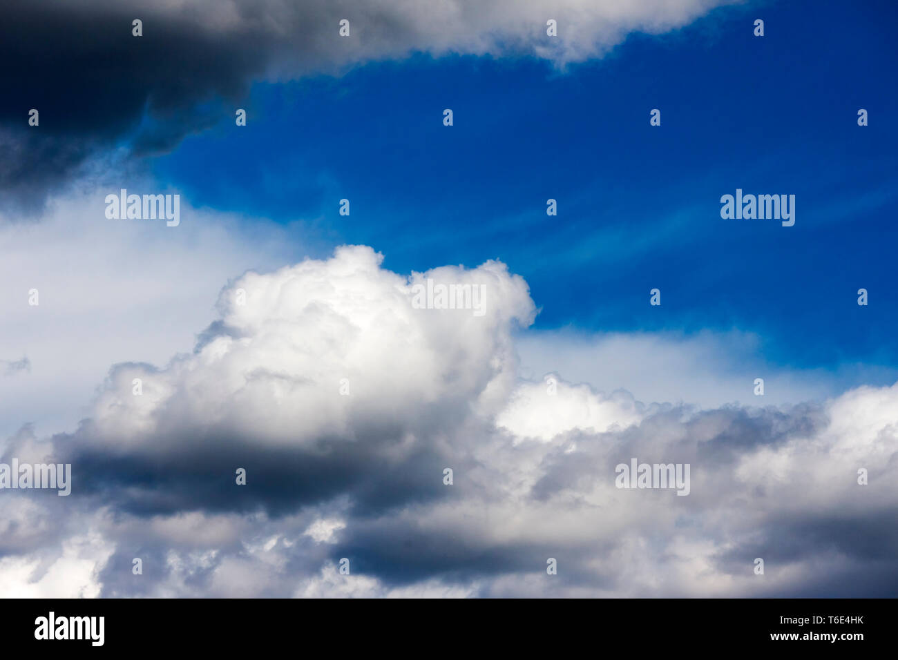Les nuages orageux dans le ciel - photo Banque D'Images