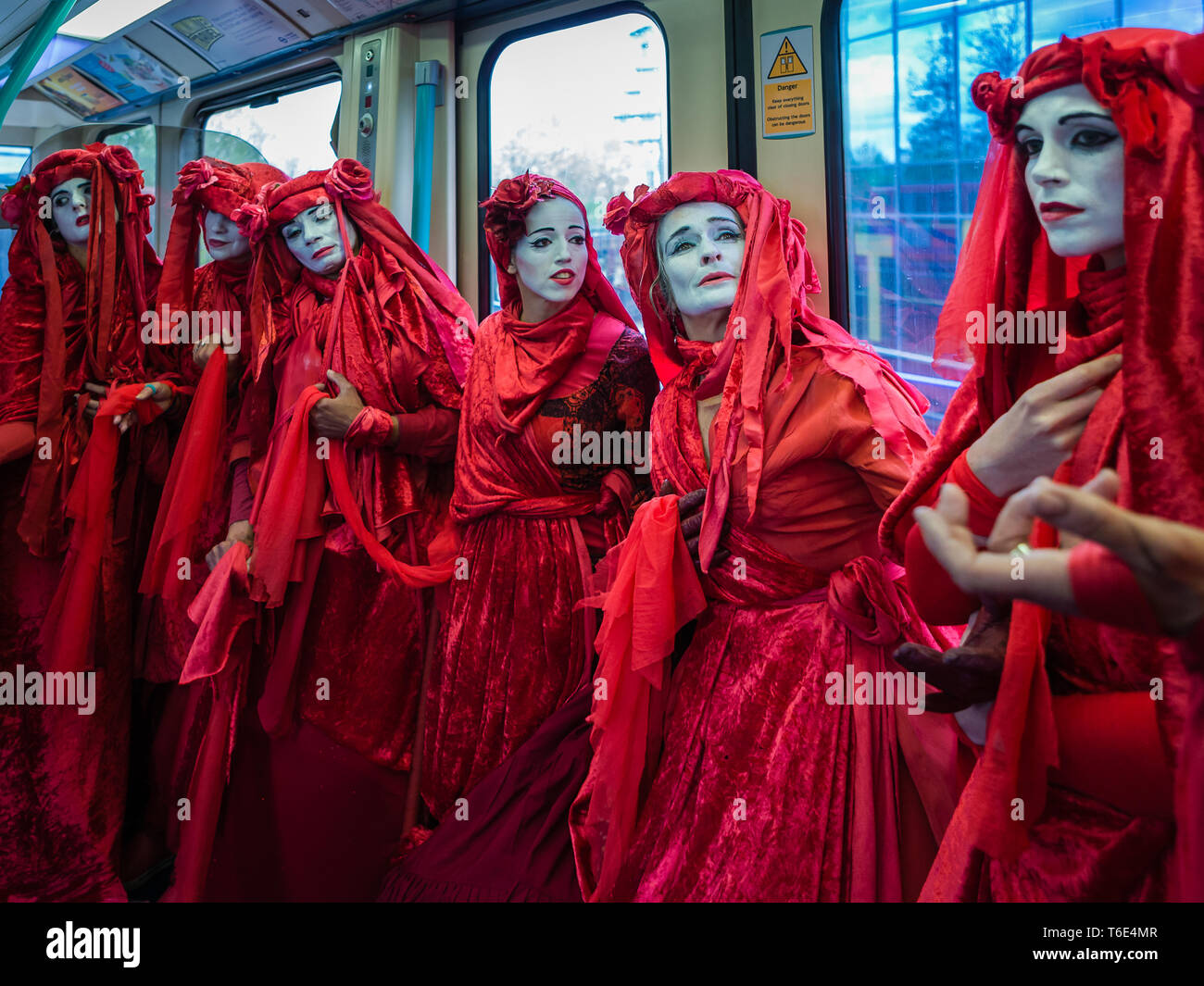Brigade rouge de l'extinction La rébellion prendre le métro. Banque D'Images