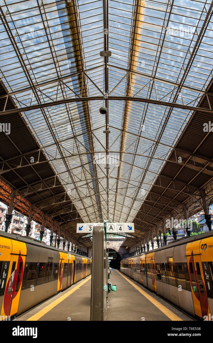 Toit en verre et de train à la gare de Porto Banque D'Images