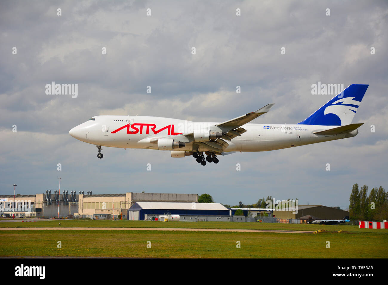 Astral Aviation TF-AMM à l'atterrissage à l'aéroport de Doncaster, dans le sud du Yorkshire, UK Banque D'Images