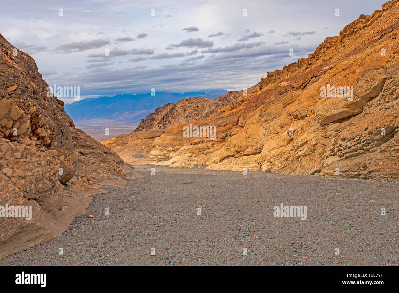 Les roches colorées du désert autour d'un lavage à l'Canyon Mosaïque dans Death Valley National Park en Californie Banque D'Images