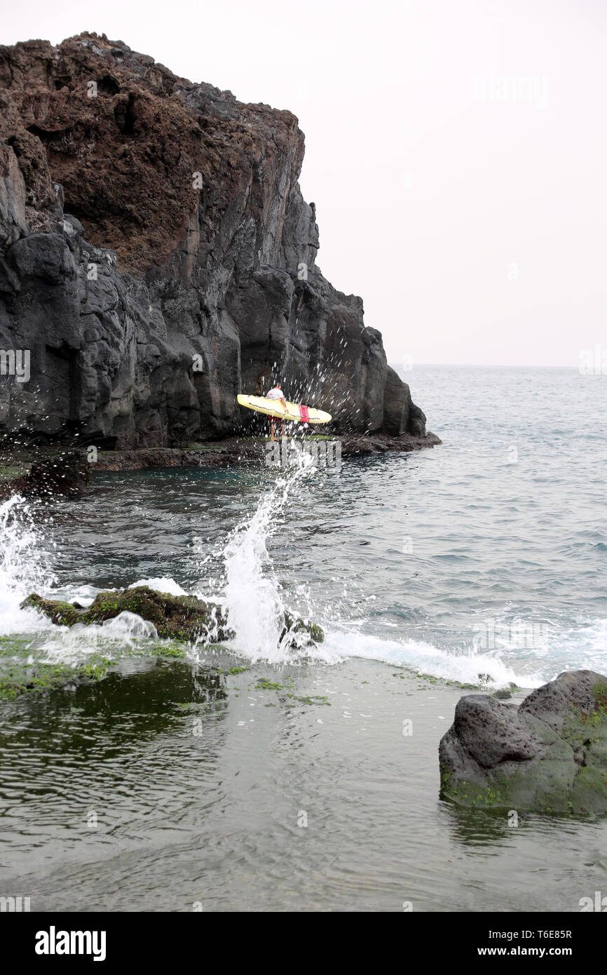 Nageur de secours avec planche de natation à Playa de Charco Verde Banque D'Images