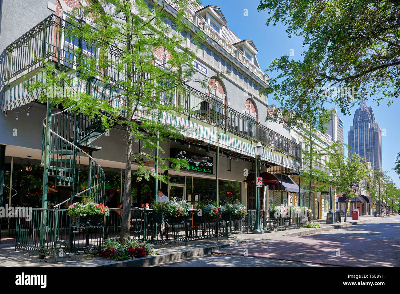 Place de thé et café-restaurant sur Daphné Street dans le quartier historique de Mobile en Alabama, USA. Banque D'Images