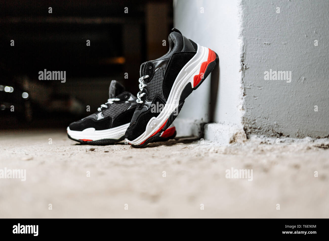 Sneakers noir avec lacets blancs sur une paisse semelle blanche