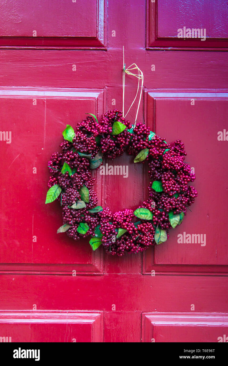Couronne de Noël détail sur une porte en bois rouge Banque D'Images
