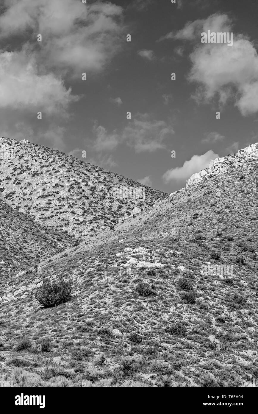 Noir et blanc, des montagnes du désert au printemps dans le cadre de ciel avec des nuages blancs. Banque D'Images