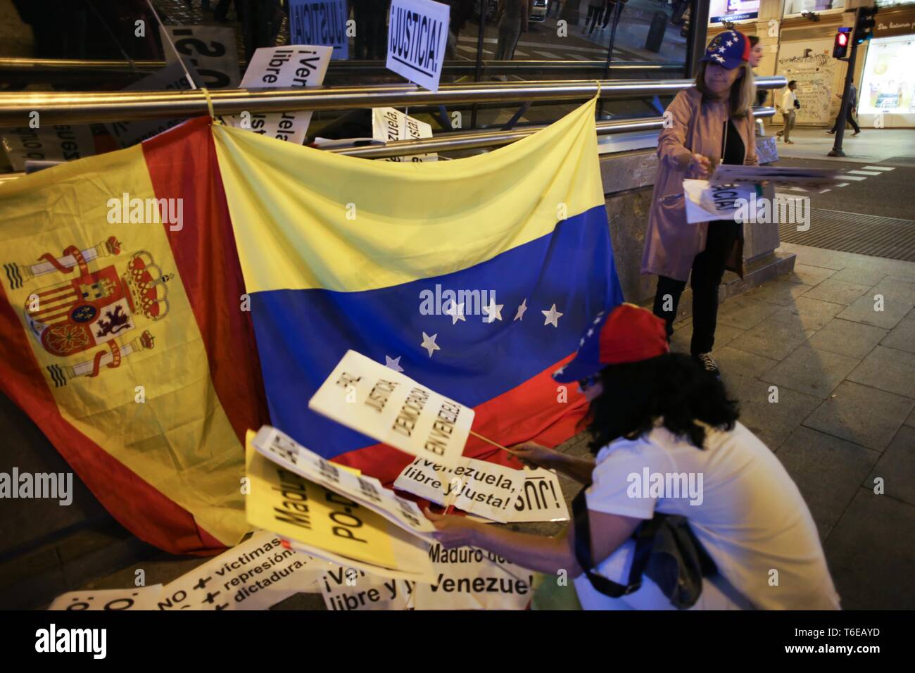 Manifestant vu avec des pancartes lors de la manifestation. Des centaines de personnes se sont réunies à la Puerta del Sol, Madrid à une manifestation appelée opération liberté, pour la liberté du Venezuela contre la dictature. Banque D'Images