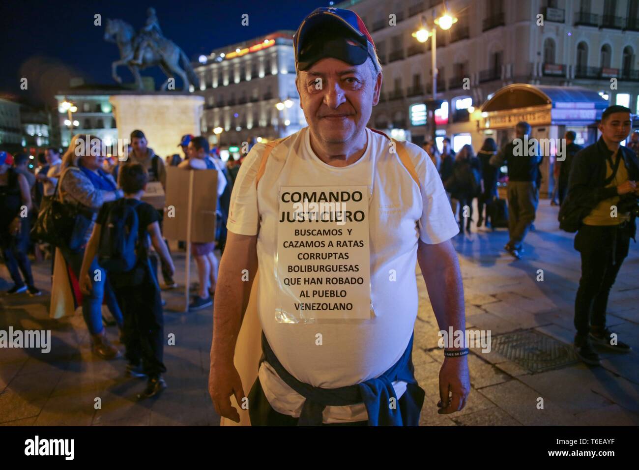 Manifestant vu avec une pancarte lors de la manifestation. Des centaines de personnes se sont réunies à la Puerta del Sol, Madrid à une manifestation appelée opération liberté, pour la liberté du Venezuela contre la dictature. Banque D'Images