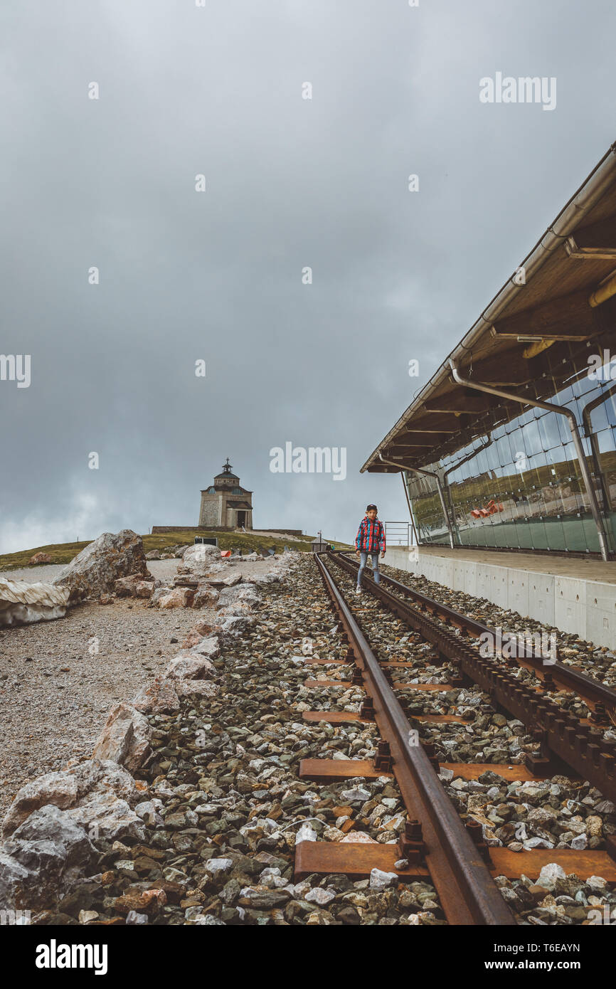 Jeune fille debout sur la voie ferroviaire alpin Banque D'Images