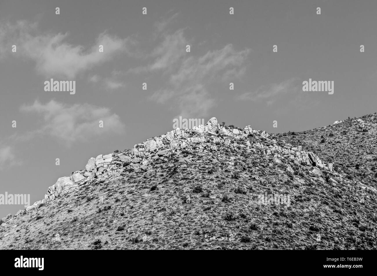 Noir et Blanc, sommet de montagne désert rocheux. Banque D'Images