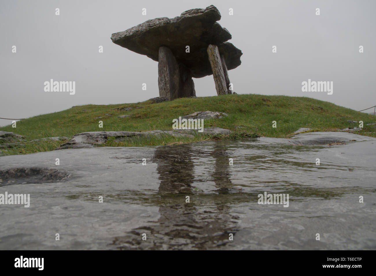 Dolmen de Poulnabrone tombe dans le Burren Irleland, Banque D'Images