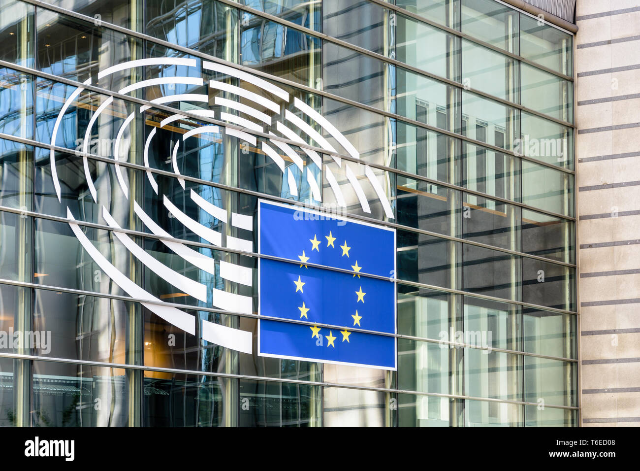 Close-up du gros logo du Parlement européen sur le côté de la Konstantinos Karamanlis bridge à l'Espace Léopold à Bruxelles, Belgique. Banque D'Images