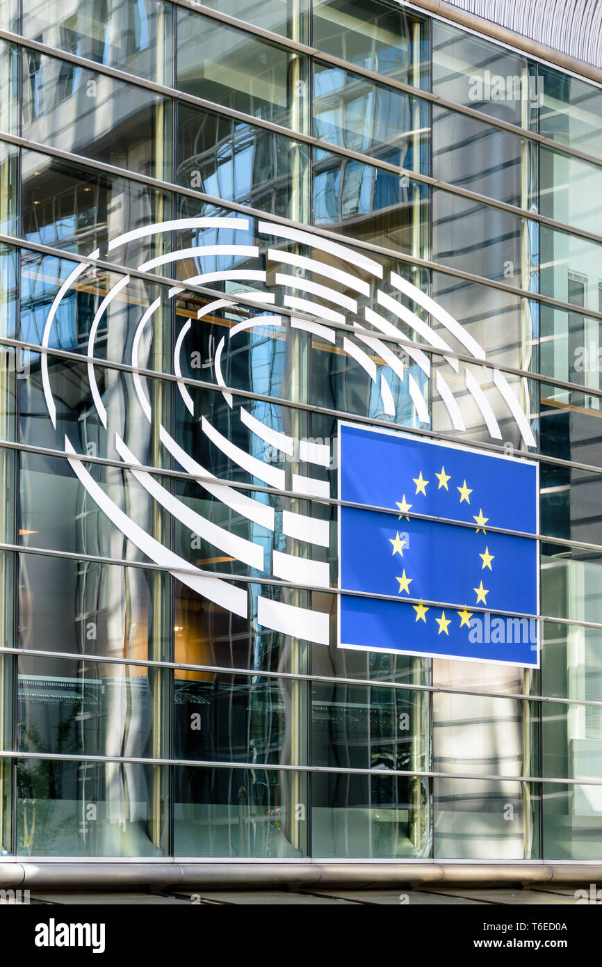 Close-up du gros logo du Parlement européen sur le côté de la Konstantinos Karamanlis bridge à l'Espace Léopold à Bruxelles, Belgique. Banque D'Images