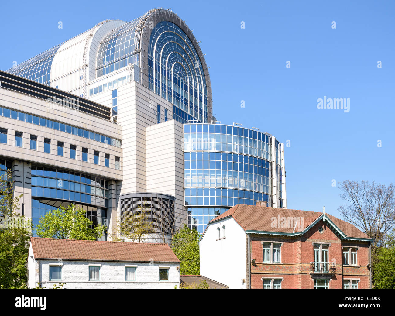 Le bâtiment Paul-Henri Spaak, siège du Parlement européen à Bruxelles, Belgique, donnant sur la chambre de Jean Jules Linden dans le parc Léopold. Banque D'Images
