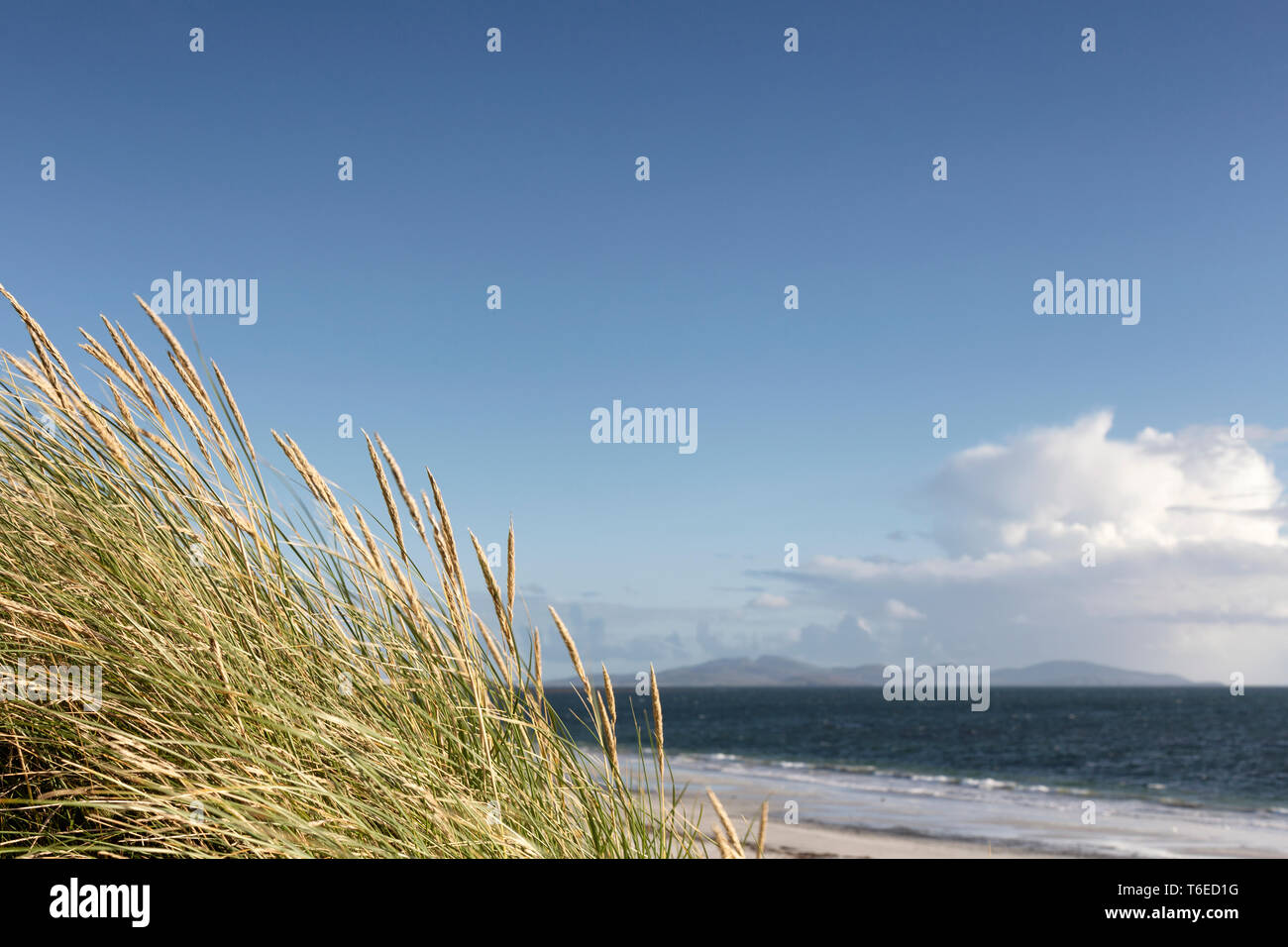 L'île de Barra vue d'une plage près de Boisdale, à l'île de South Uist, en Écosse. Banque D'Images