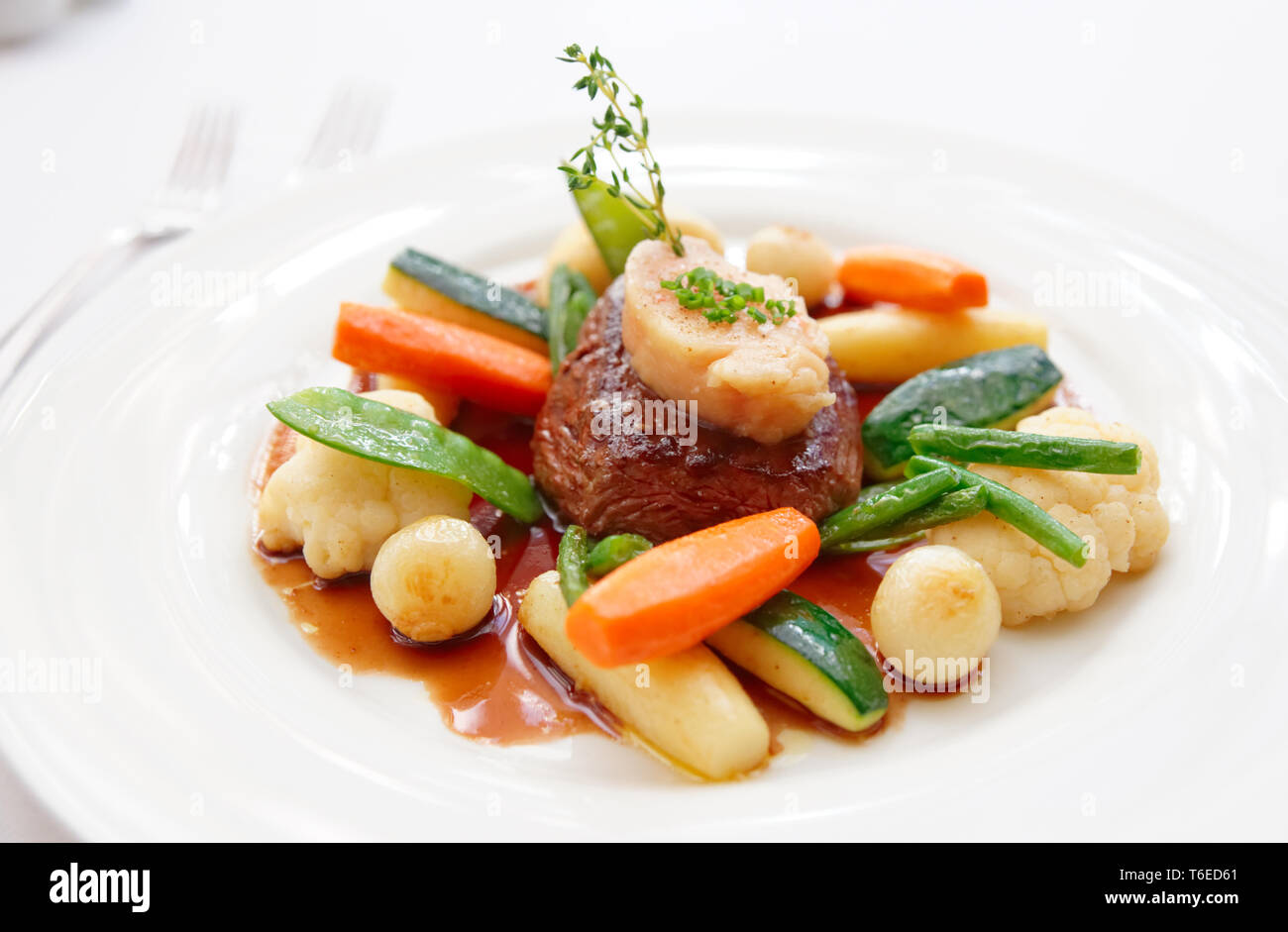 Bifteck de filet avec des légumes cuits à la vapeur et de la moelle osseuse Banque D'Images