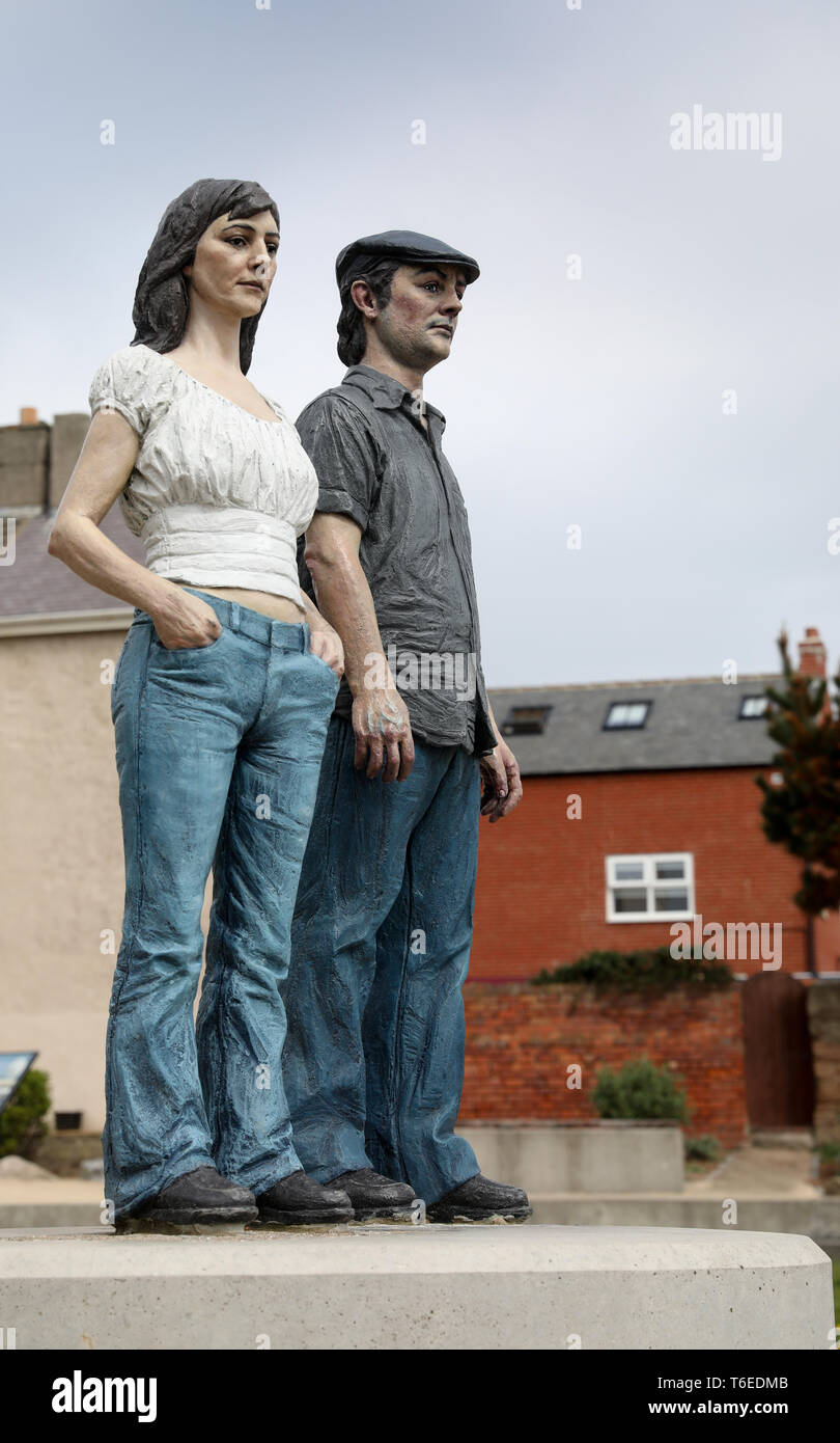 Couple terre Sculpture par l'artiste Sean Henry, Newbiggin-by-the-Sea, Northumberland Banque D'Images