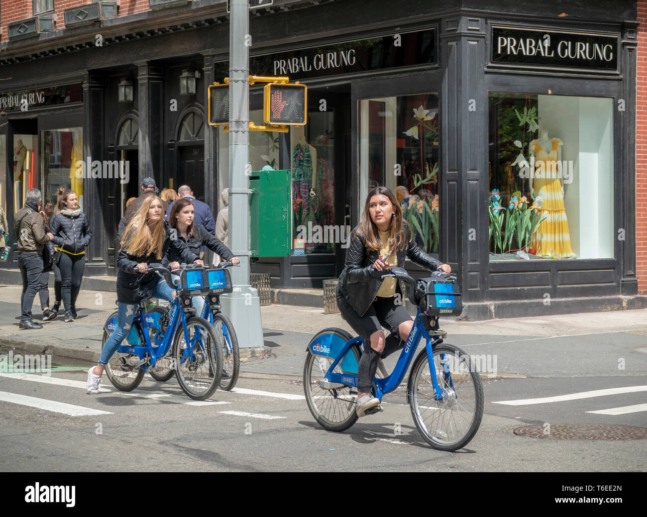 Shopping sur Bleecker Street à la mode à New York le samedi 27 avril, 2019. (Â© Richard B. Levine) Banque D'Images