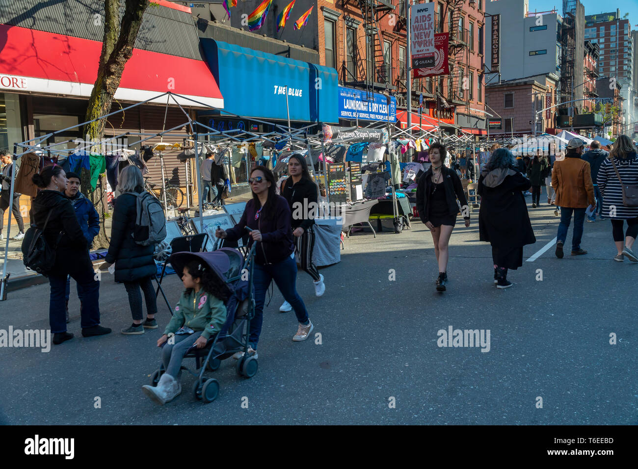 La foule profiter des activités qui leur sont offertes lors d'une foire de rue dans le quartier de Chelsea, New York sur une chaude Samedi 27 Avril, 2019. (Â© Richard B. Levine) Banque D'Images