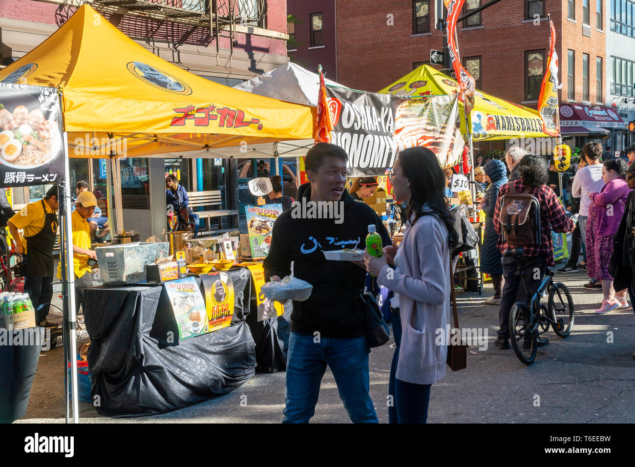 Les amateurs de profiter d'aliments de rue japonais lors d'une foire de rue dans le quartier de Chelsea, New York sur une chaude Samedi 27 Avril, 2019. (Â© Richard B. Levine) Banque D'Images