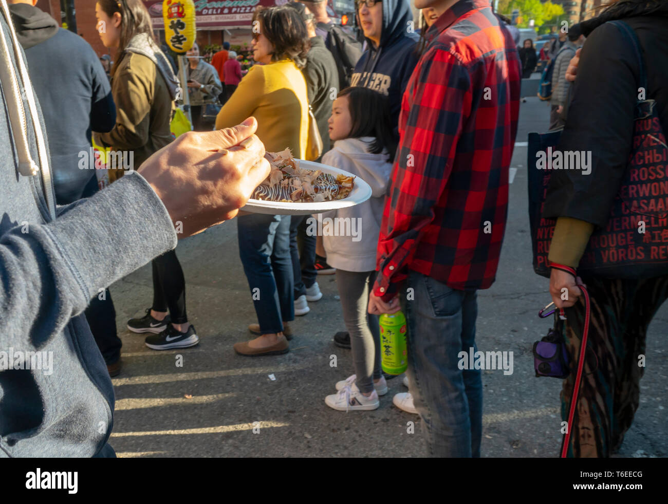 Les amateurs de profiter d'aliments de rue japonais lors d'une foire de rue dans le quartier de Chelsea, New York sur une chaude Samedi 27 Avril, 2019. (© Richard B. Levine) Banque D'Images