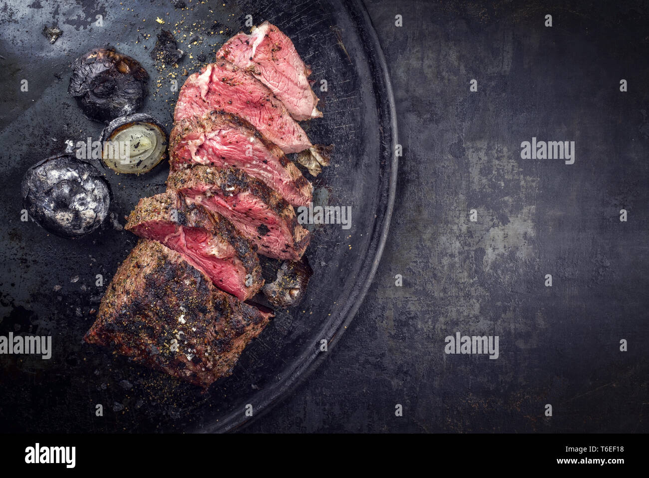 Sec Barbecue de caveman chateaubriand steak wagyu avec oignons tranchés comme close-up sur une carte Banque D'Images