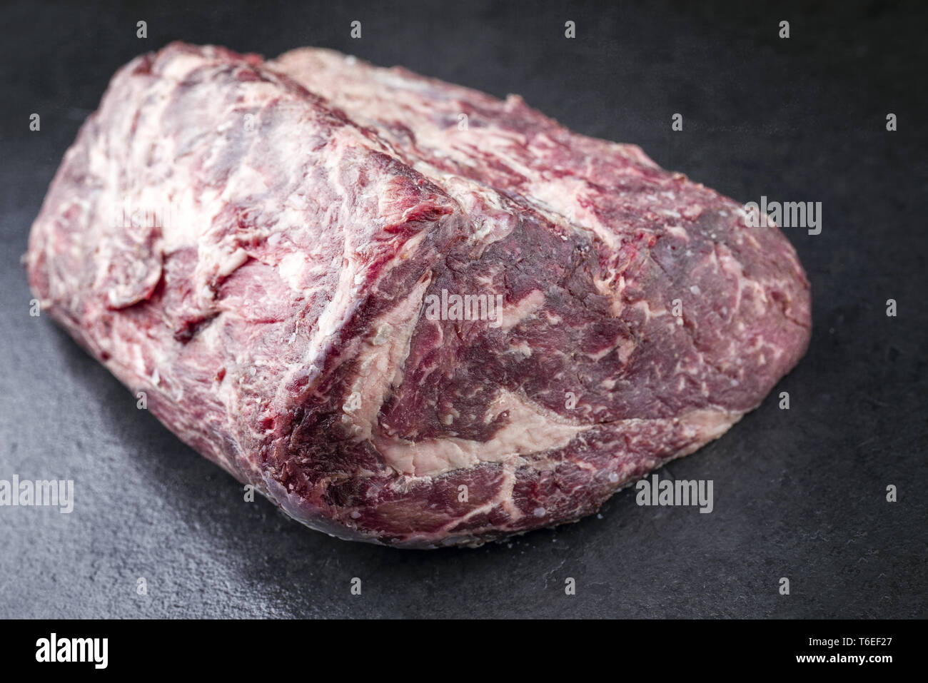 Sec brut de bifteck de faux-filet de Kobe comme sur un tableau noir Banque D'Images