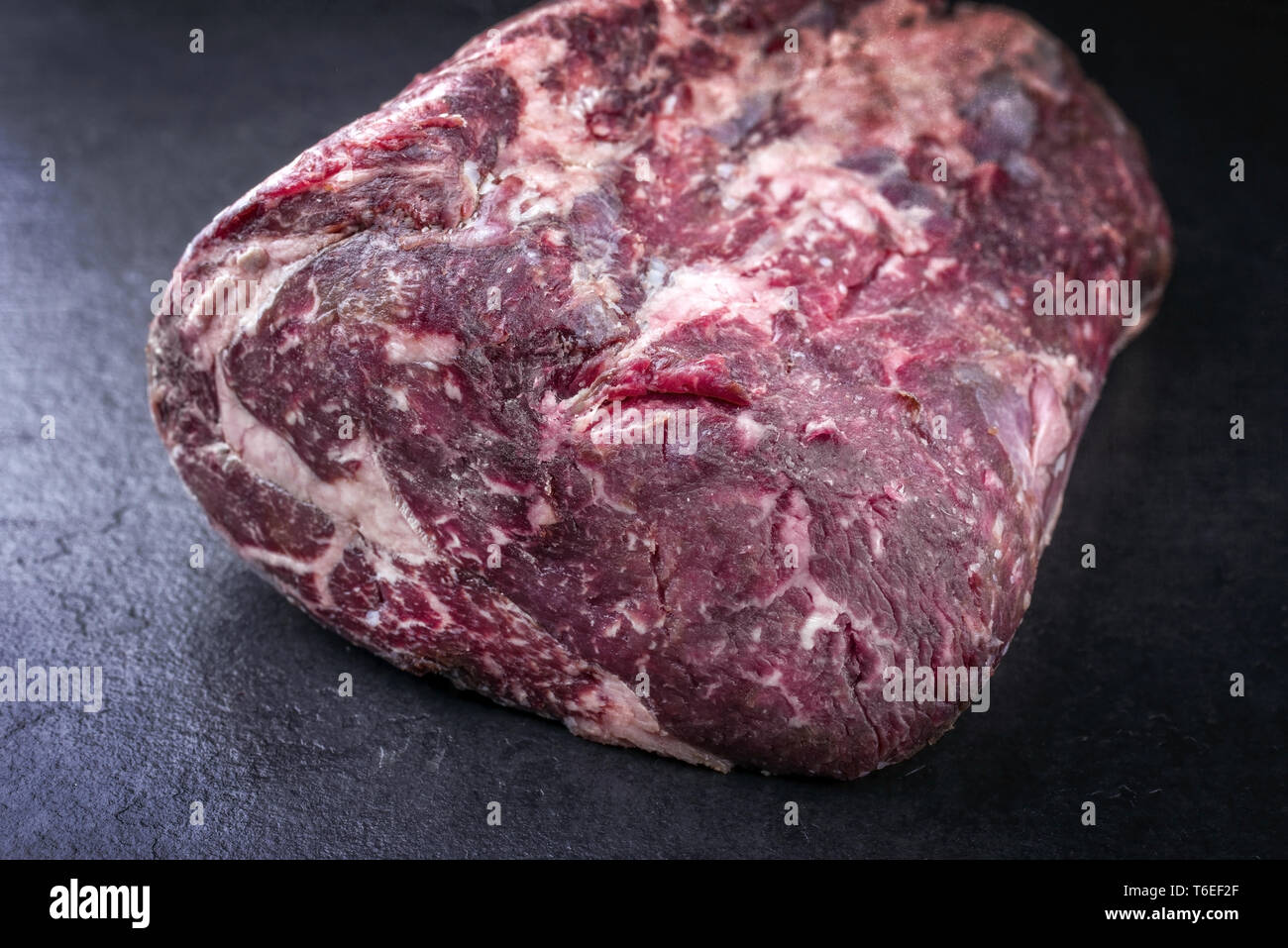 Sec brut de bifteck de faux-filet de Kobe comme sur un tableau noir Banque D'Images