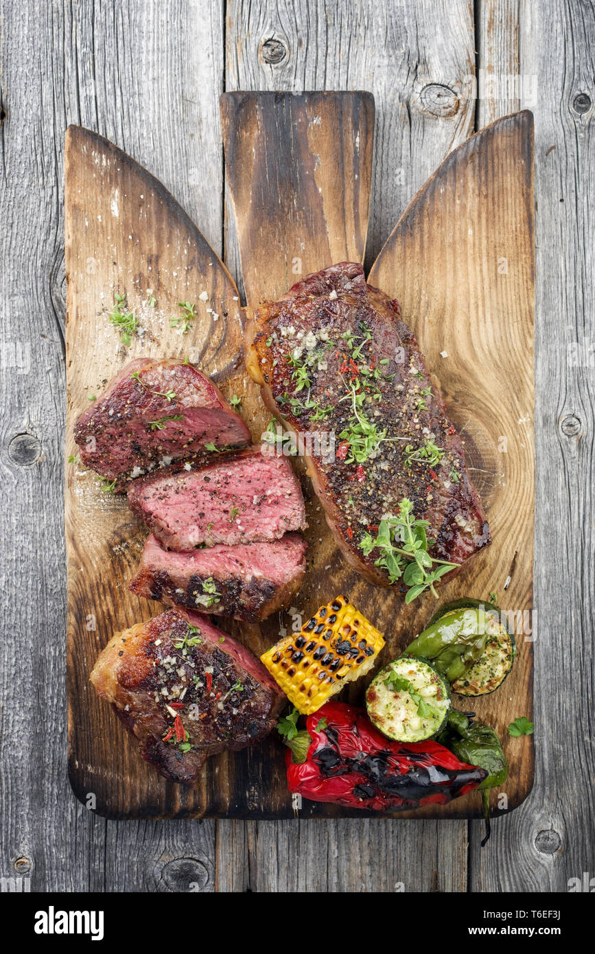 Deux ans à sec barbecue rôti de bœuf de Kobe avec légumes en gros plan sur une planche à découper Banque D'Images