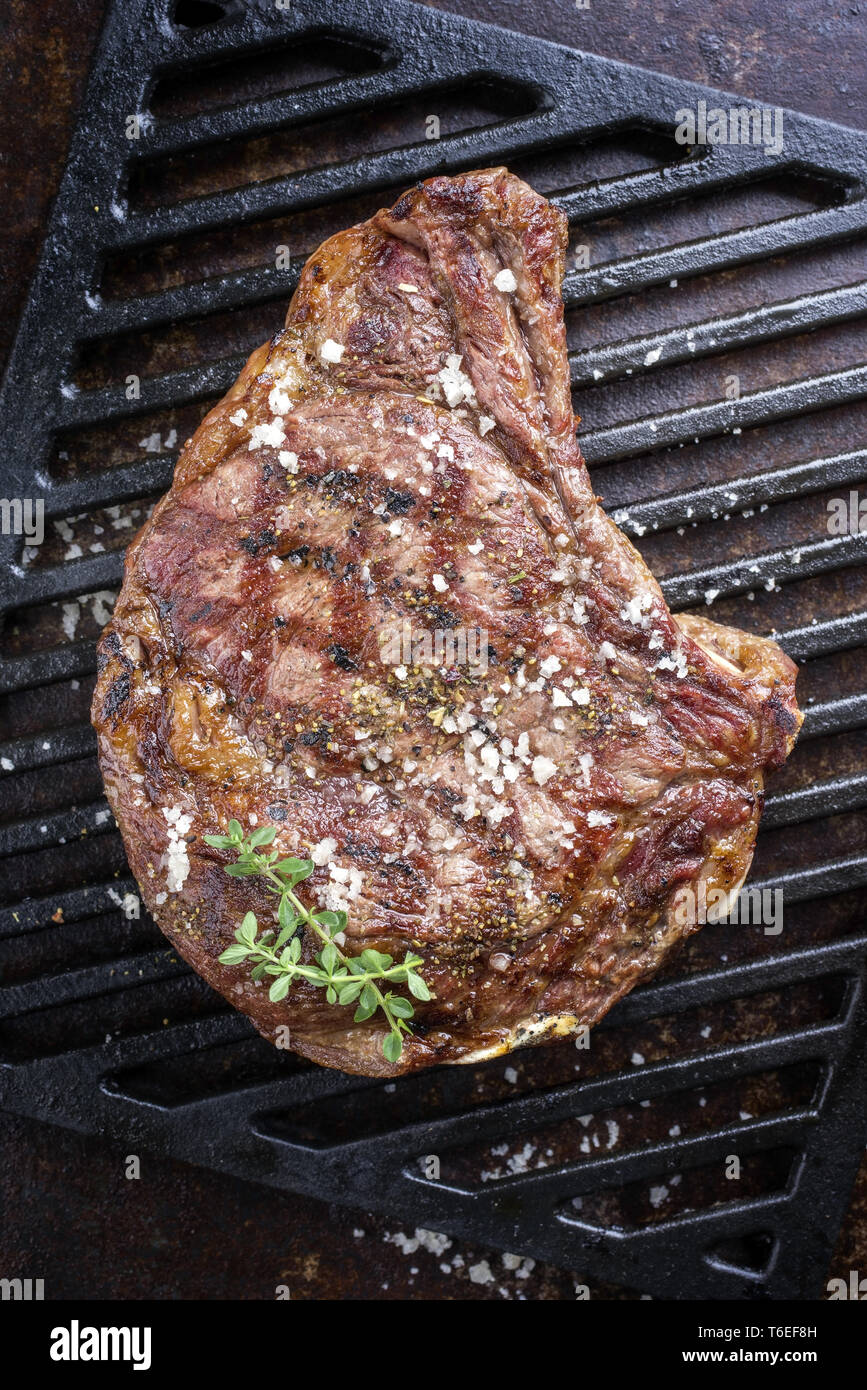 Sec Barbecue Côte de boeuf avec de sel et poivre en vue de dessus sur un grillage Banque D'Images