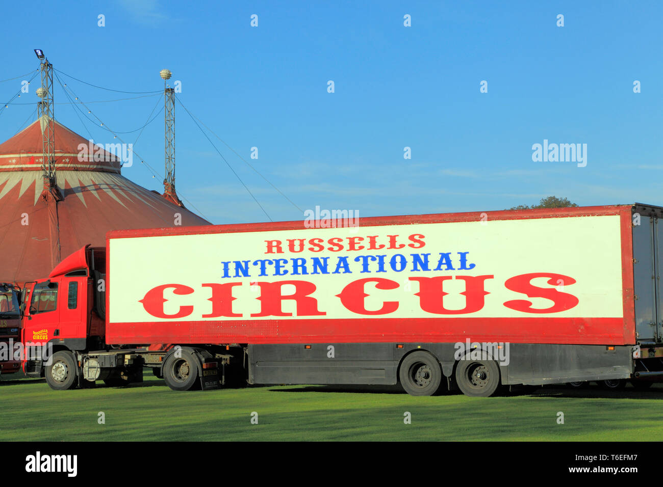 International du Cirque Russells, exposition itinérante, véhicule de transport, Big Top tente, Hunstanton, Norfolk, Royaume-Uni. Banque D'Images