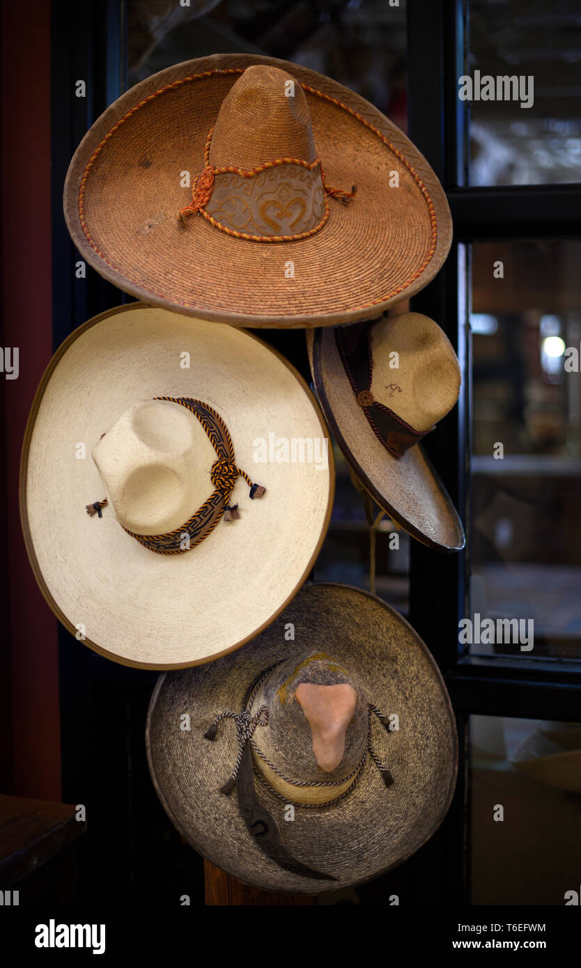 Sombreros mexicains vintage à vendre dans un magasin situé à Santa Fe, Nouveau Mexique USA Banque D'Images