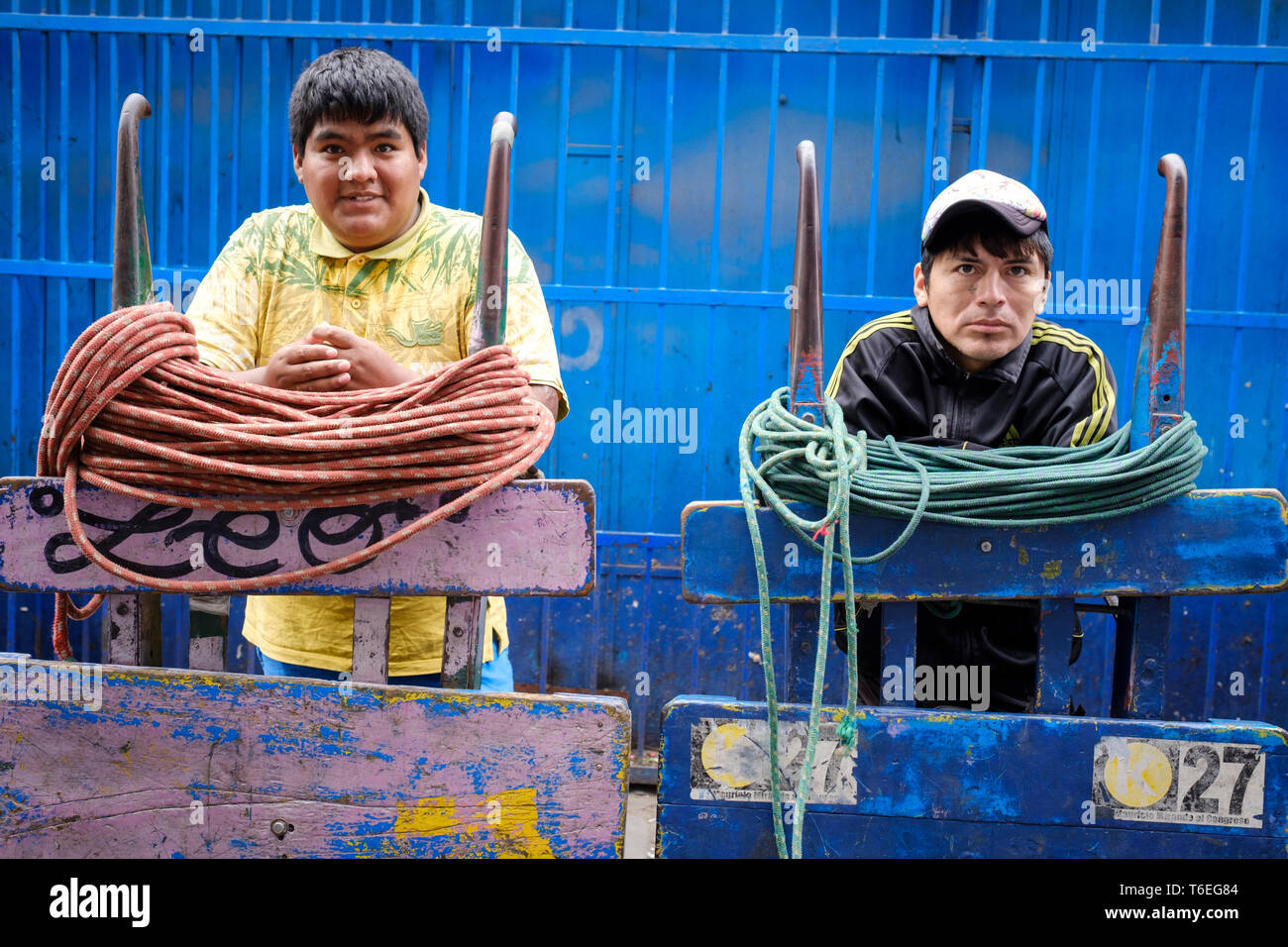 Pour les clients en attente de porteurs près du Marché Central ou Mercado Central à Lima, Pérou Banque D'Images