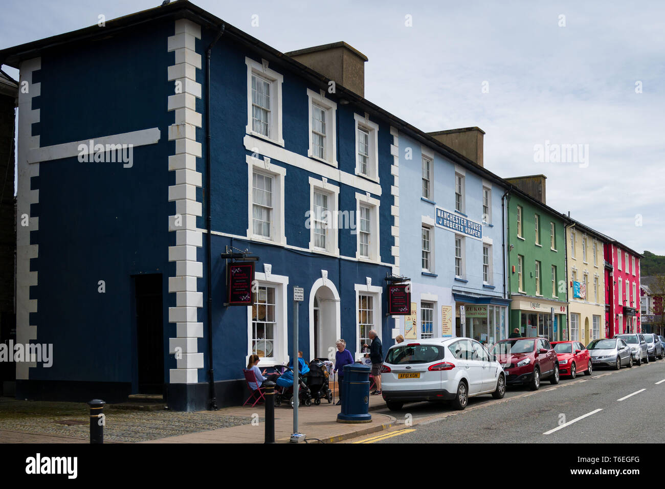 Une vue générale des bâtiments colorés sur la rue principale à Aberaeron dans l'ouest du pays de Galles. Banque D'Images