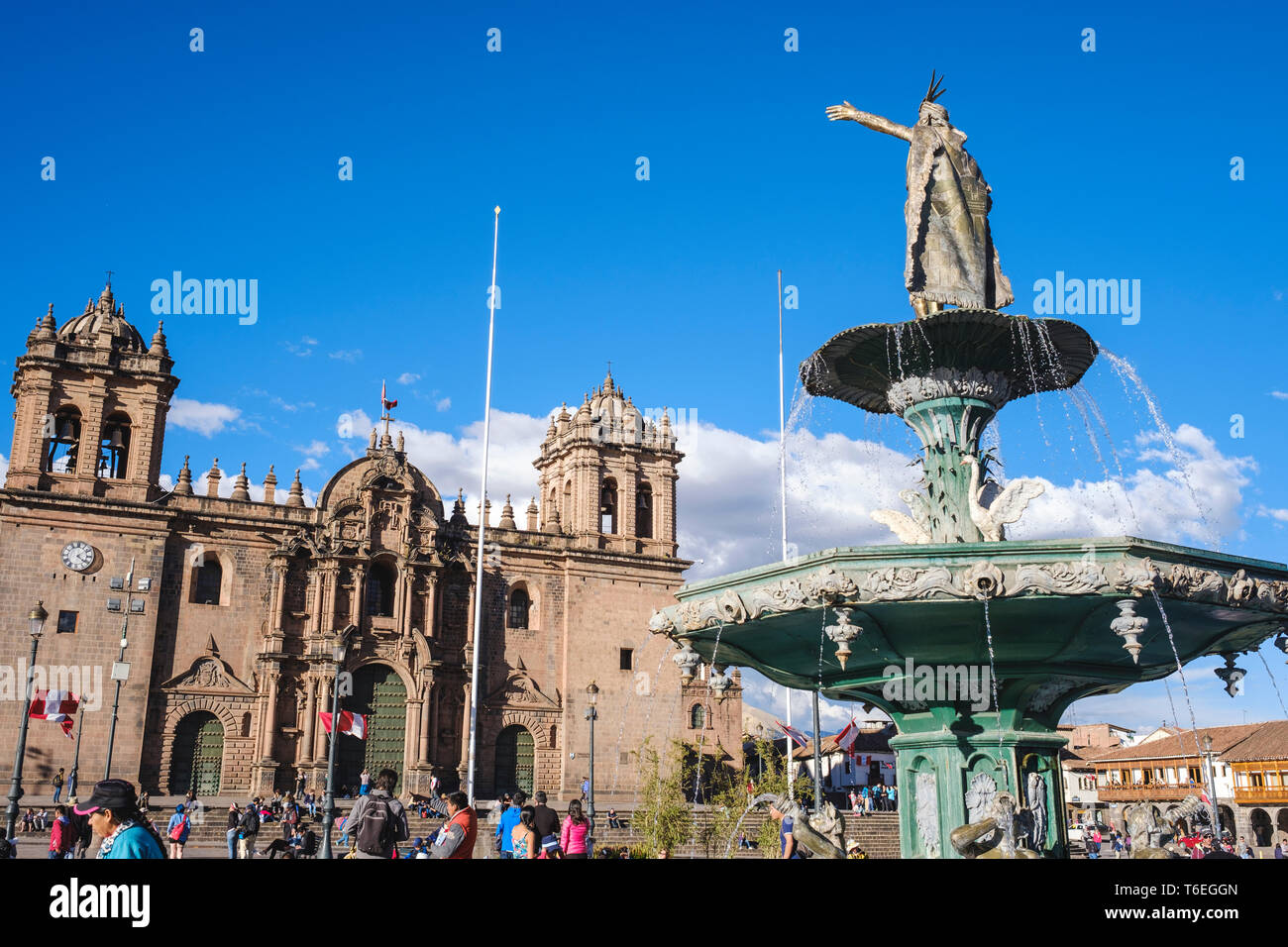 Fontaine avec une statue en or du roi Inca Pachacutec ou Pachacuti à Plaza de Armas ou place principale de Cusco, Pérou Banque D'Images