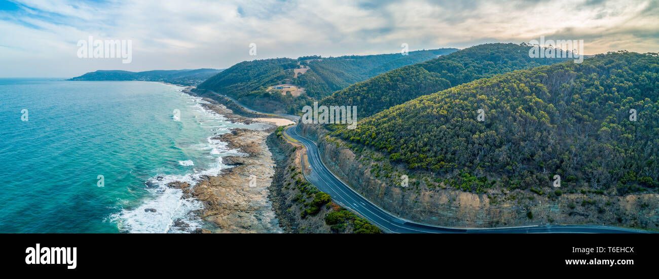 Great Ocean Road en passant par le paysage pittoresque de Victoria, Australie - vue aérienne paysage panoramique Banque D'Images