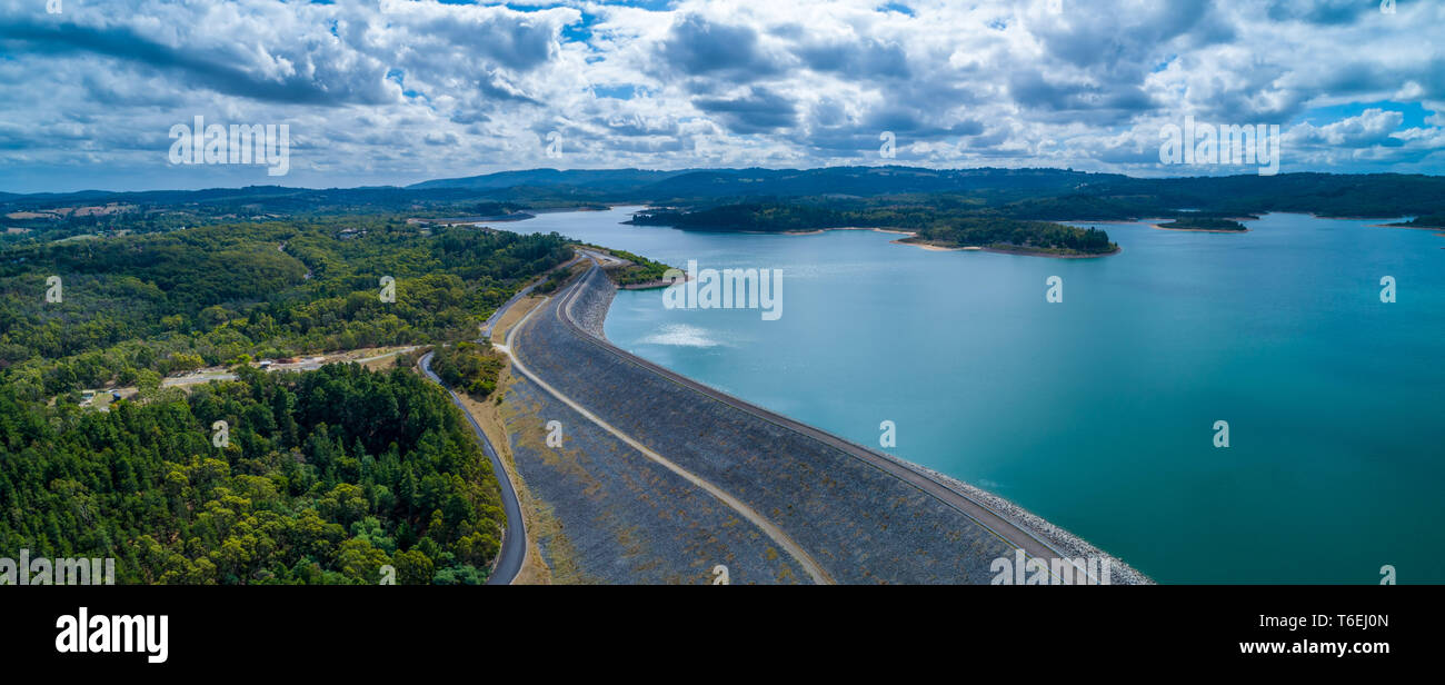 Panorama de l'antenne de Cardinia Reservoir et mur de barrage du lac entouré de forêts, à Melbourne, Australie Banque D'Images