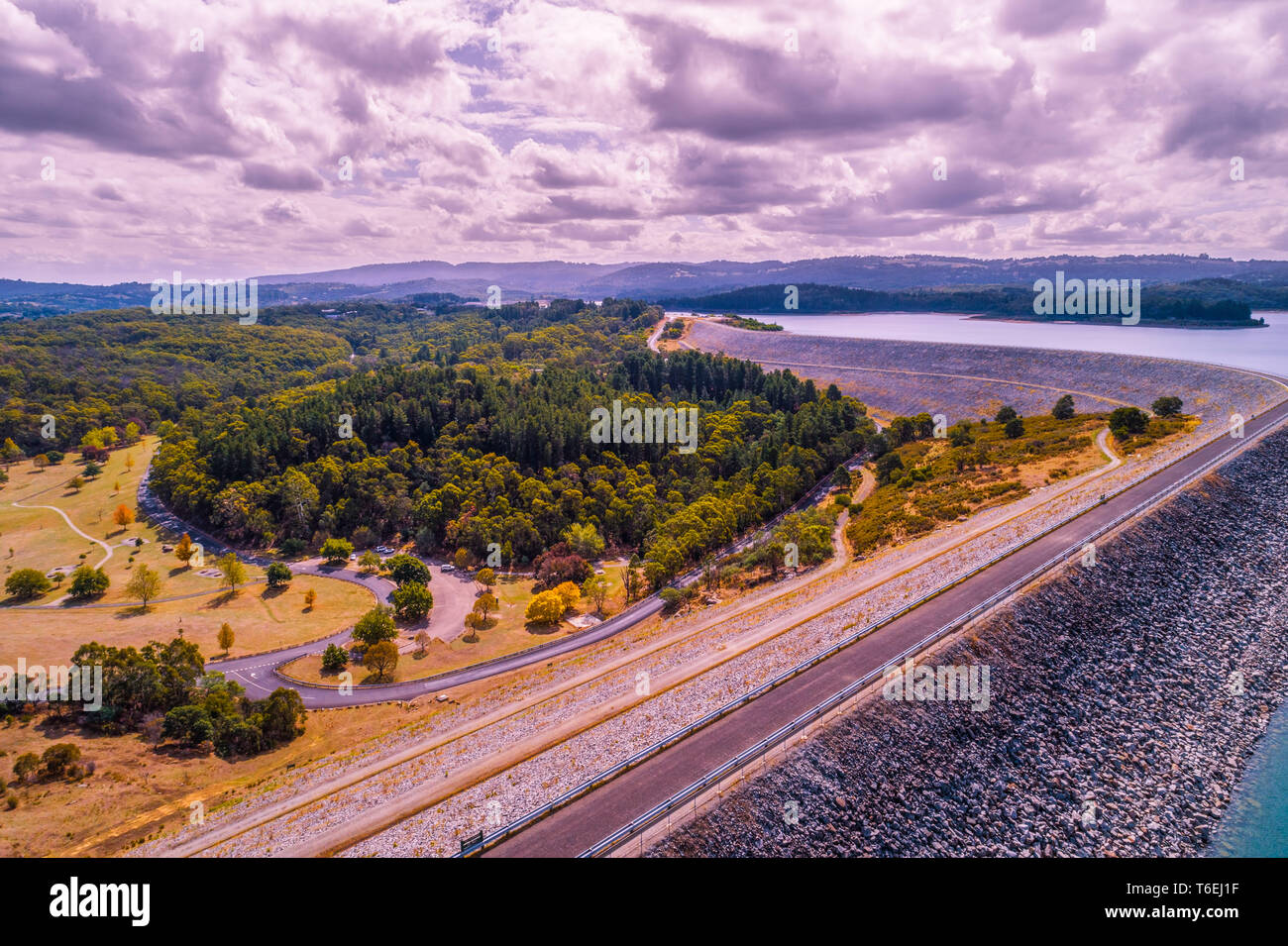 Vue aérienne de Cardinia Reservoir Park par jour nuageux à Melbourne, Australie Banque D'Images