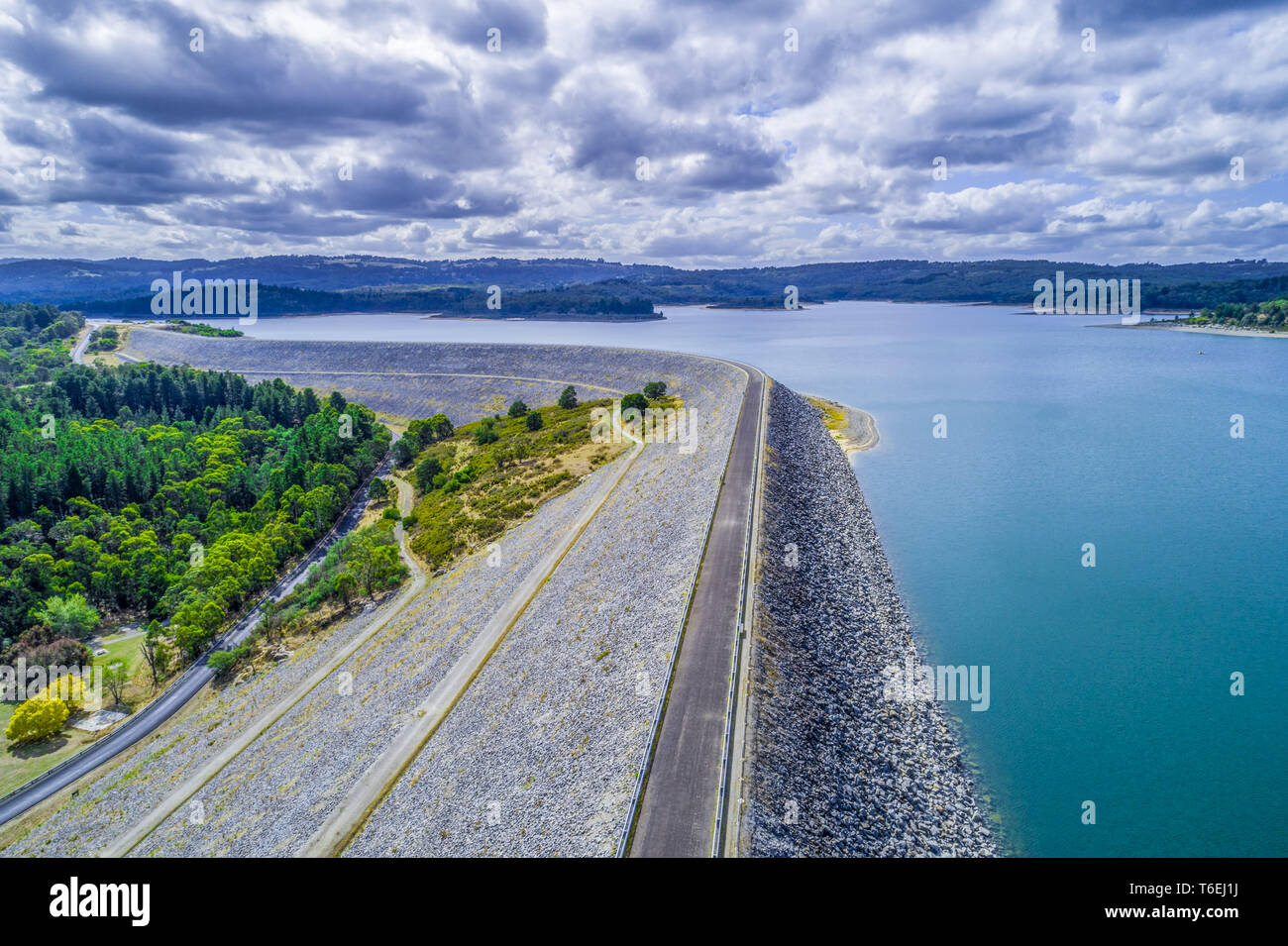 Paysage aérien de Cardinia lac réservoir mur de barrage et la forêt par temps nuageux jour à Melbourne, Australie Banque D'Images