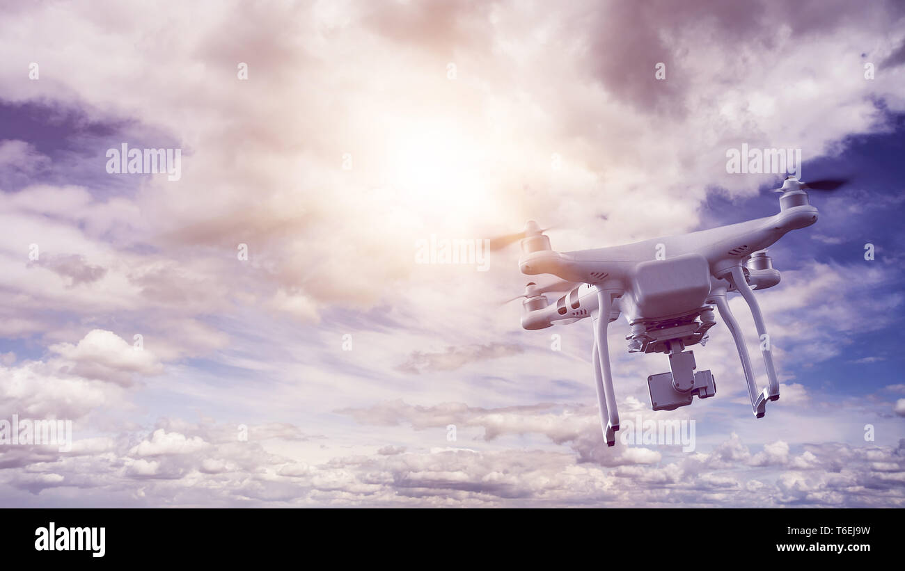 Drone multicopter volant dans le ciel Banque D'Images