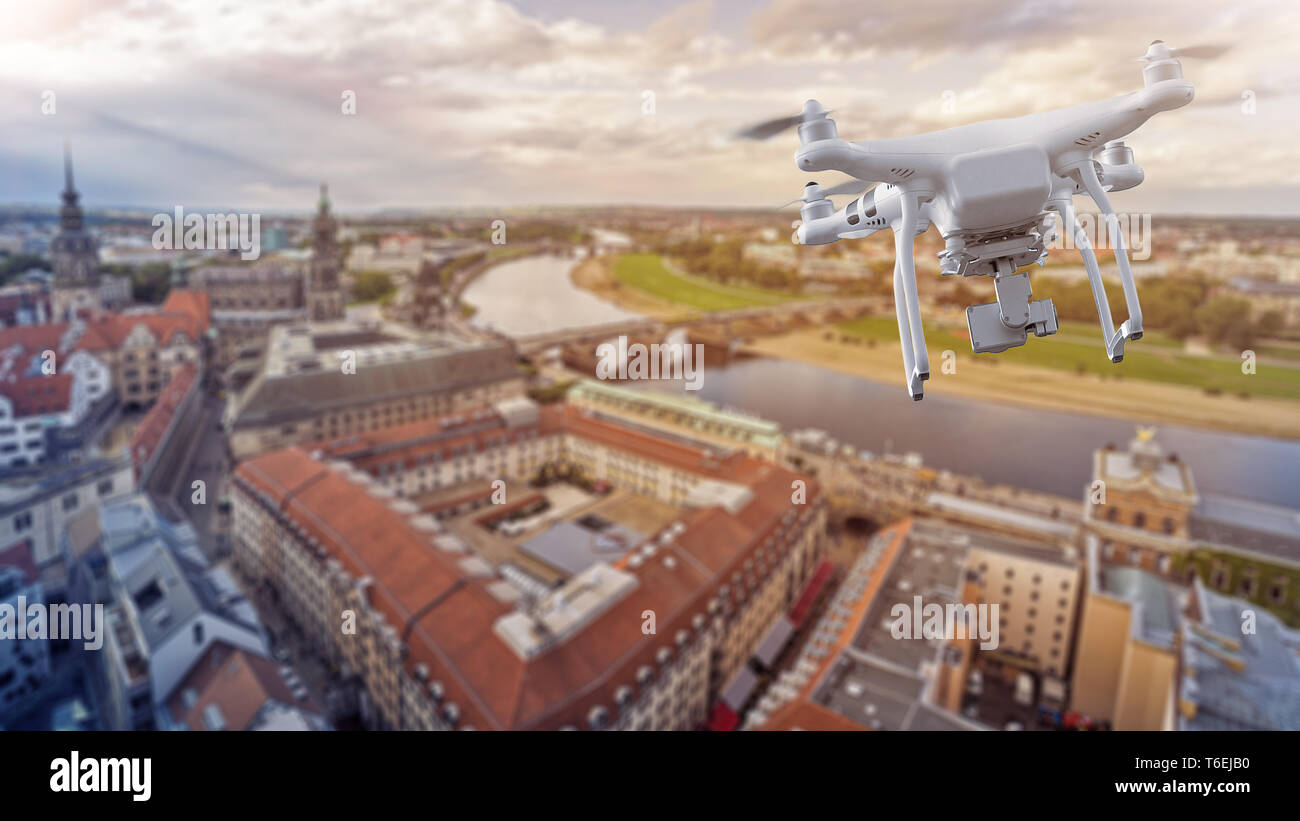 Drone survolant la ville de Dresde Banque D'Images