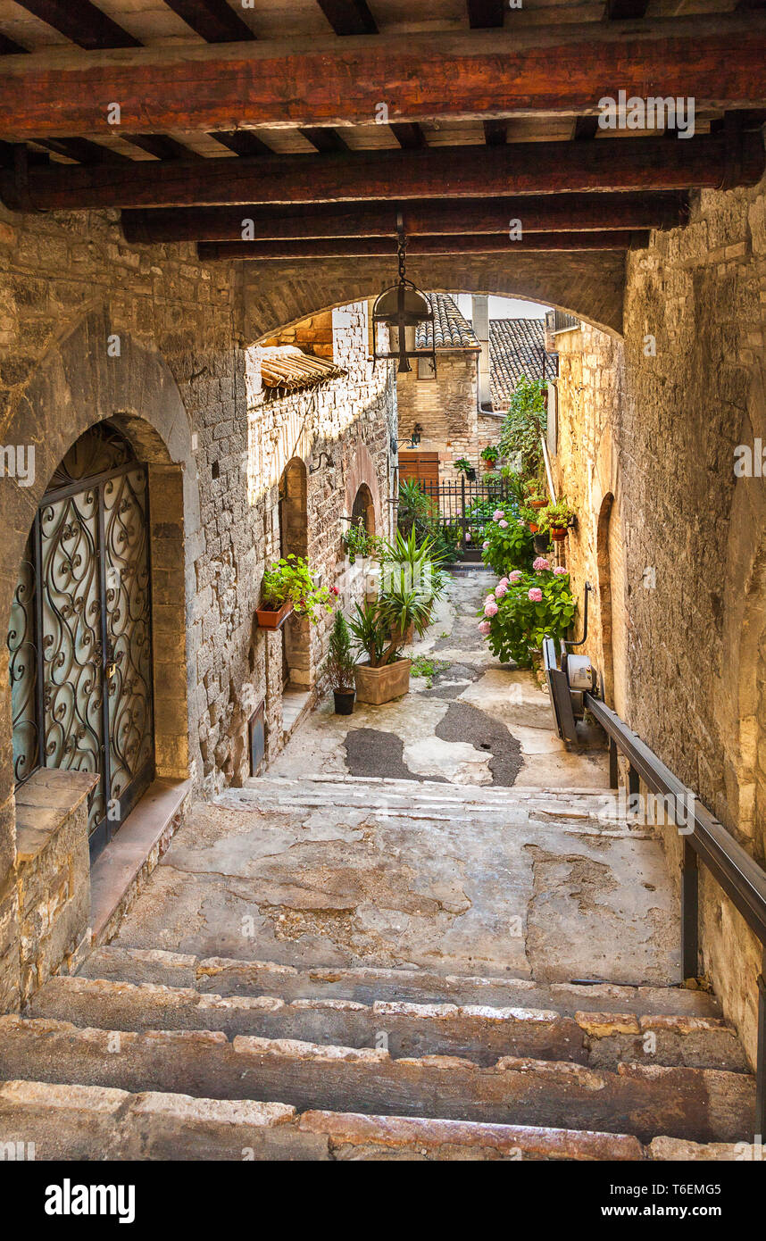 Belle cour dans la ville Assisi, Italie Banque D'Images