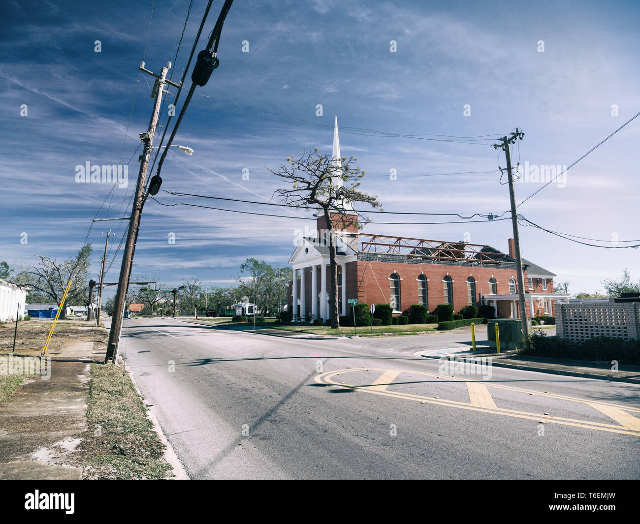 Vue de rue d'une église montrant la destruction causée par l'ouragan Michael à Panama City, Floride. Banque D'Images