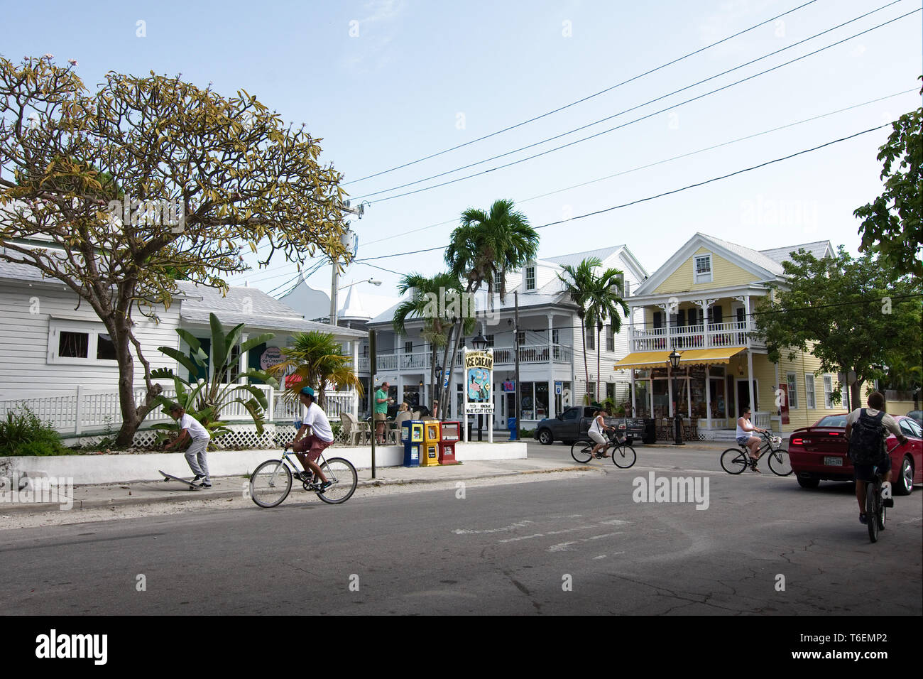 Key West, Floride, USA - 2019 : Les gens de la bicyclette sur une journée ensoleillée au quartier du centre-ville, comme il est de coutume dans cette petite ville touristique. Banque D'Images