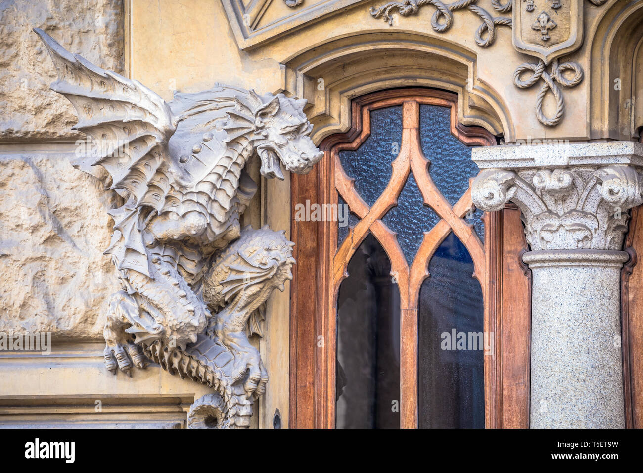 TURIN, ITALIE - Dragon sur la façade du palais de la Victoire Banque D'Images