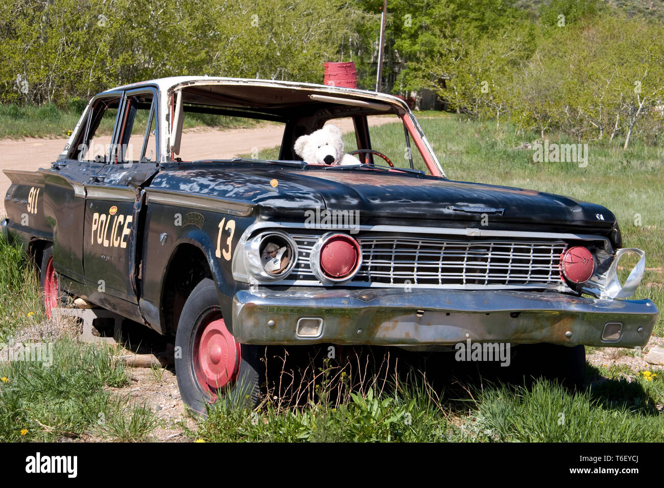 Vieille voiture de police et l'animal en peluche, Wyoming, USA Banque D'Images
